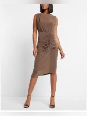 Express Sleeveless Ruched Midi Dress in Brown. Size S